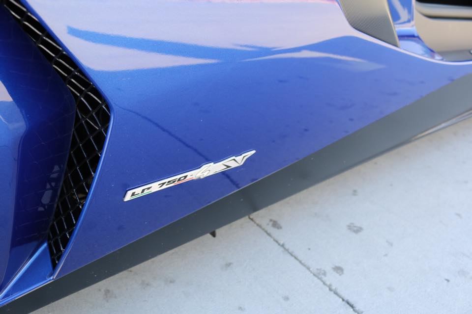 
Lamborghini Aventador LP750-4 SV đầu tiên xuất hiện tại thị trường Việt Nam được nhập khẩu không chính hãng và có màu sơn ngoại thất khá nổi bật xanh dương. Hiện chưa rõ danh tính chủ nhân của siêu phẩm Aventador SV đầu tiên xuất hiện tại Việt Nam.
