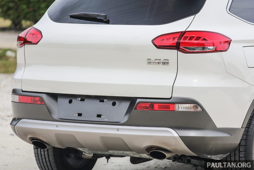 Trong khi đó, phần đuôi xe của Leopaard CS10 lại giống với Porsche Macan. Nói vậy không có nghĩa Leopaard CS10 là mẫu xe nhái kiểu dáng hoàn toàn như Landwind X7 hay Zoyte SR8.