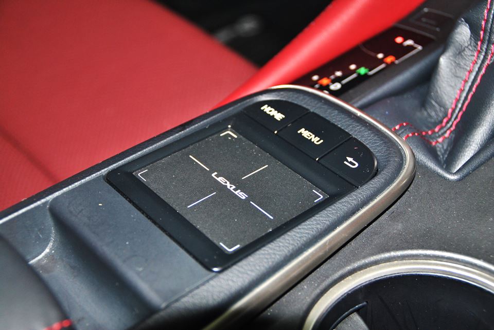 
Lexus RC350 F Sport được trang bị động cơ V6, dung tích 3.5 lít giống chiếc RC350 Coupe nguyên bản. Xe sản sinh công suất tối đa 306 mã lực, mô-men xoắn cực đại 375 Nm. Sức mạnh này được truyền tới bánh sau thông qua hộp số tự động tám cấp và các cần số bố trí dưới vô-lăng.
