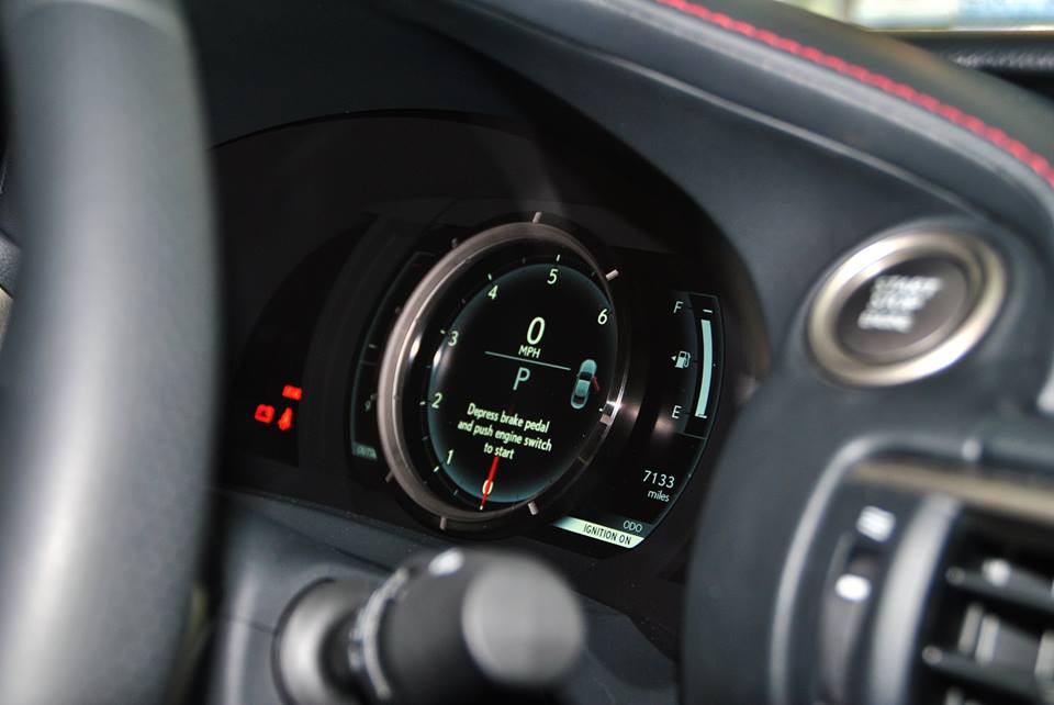 
Cụm đồng hồ công-tơ-mét trên Lexus RC350 F Sport được lấy cảm hứng từ siêu xe Lexus LFA.
