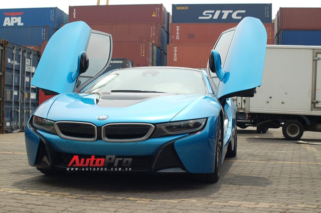 BMW i8 xanh ngọc lúc cập bến thị trường Việt Nam vào tháng 9/2015.