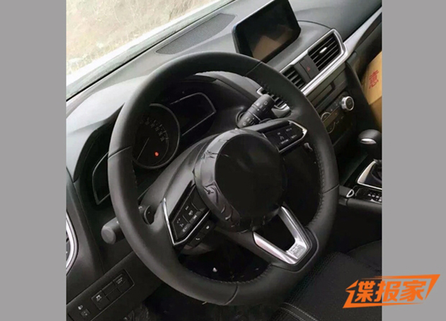 
Nội thất của Mazda3 sẽ có sự xuất hiện của màn hình MZD Connect. Vô lăng cũng được làm mới.
