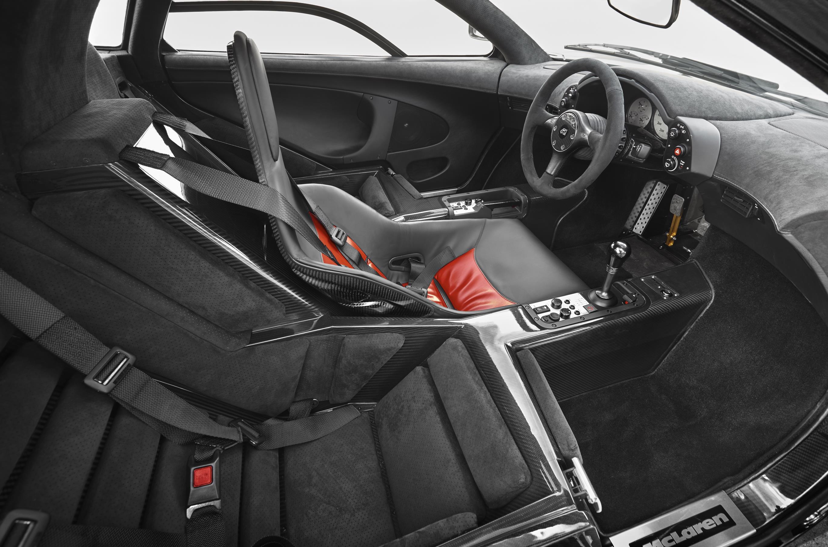 
Điểm nhấn bên trong khoang lái những chiếc McLaren F1 vẫn là ghế lái được đặt chính giữa và ghế phụ hơi lui về sau. Nội thất tông xuyệt tông với ngoại thất của xe, trong đó phần ghế lái được trang trí thêm sắc đỏ khá nổi bật.
