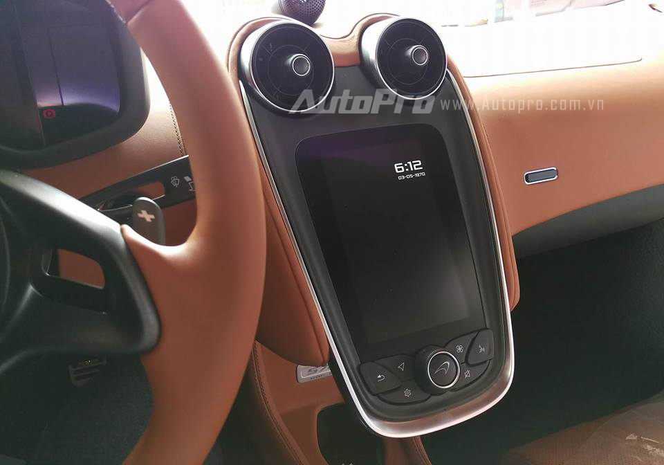 
Ngoài ra, còn có một màn hình cảm ứng 7 inch mang tên gọi Iris trên bảng điều khiển trung tâm giúp chủ nhân có thể điều khiển hệ thống giải trí theo xe, cùng các chức năng như kiểm soát khí hậu, kết nối Bluetooth hay trở thành camera theo dõi vị trí mỗi khi lùi xe.
