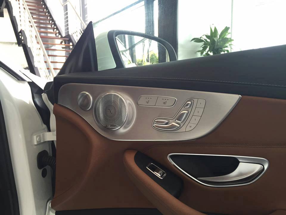 
Mercedes-Benz C300 Coupe 2016 được trang bị hàng loạt tính năng tiêu chuẩn hiện đại như hỗ trợ ngăn va chạm, cảnh báo khi phát hiện dấu hiệu thiếu tập trung của người lái và hỗ trợ phanh thích ứng. Bên cạnh đó là những tính năng an toàn tùy chọn như hệ thống điều khiển hành trình thích ứng Distronic Plus, trợ lực lái, hỗ trợ phanh BAS Plus và hỗ trợ duy trì làn đường
