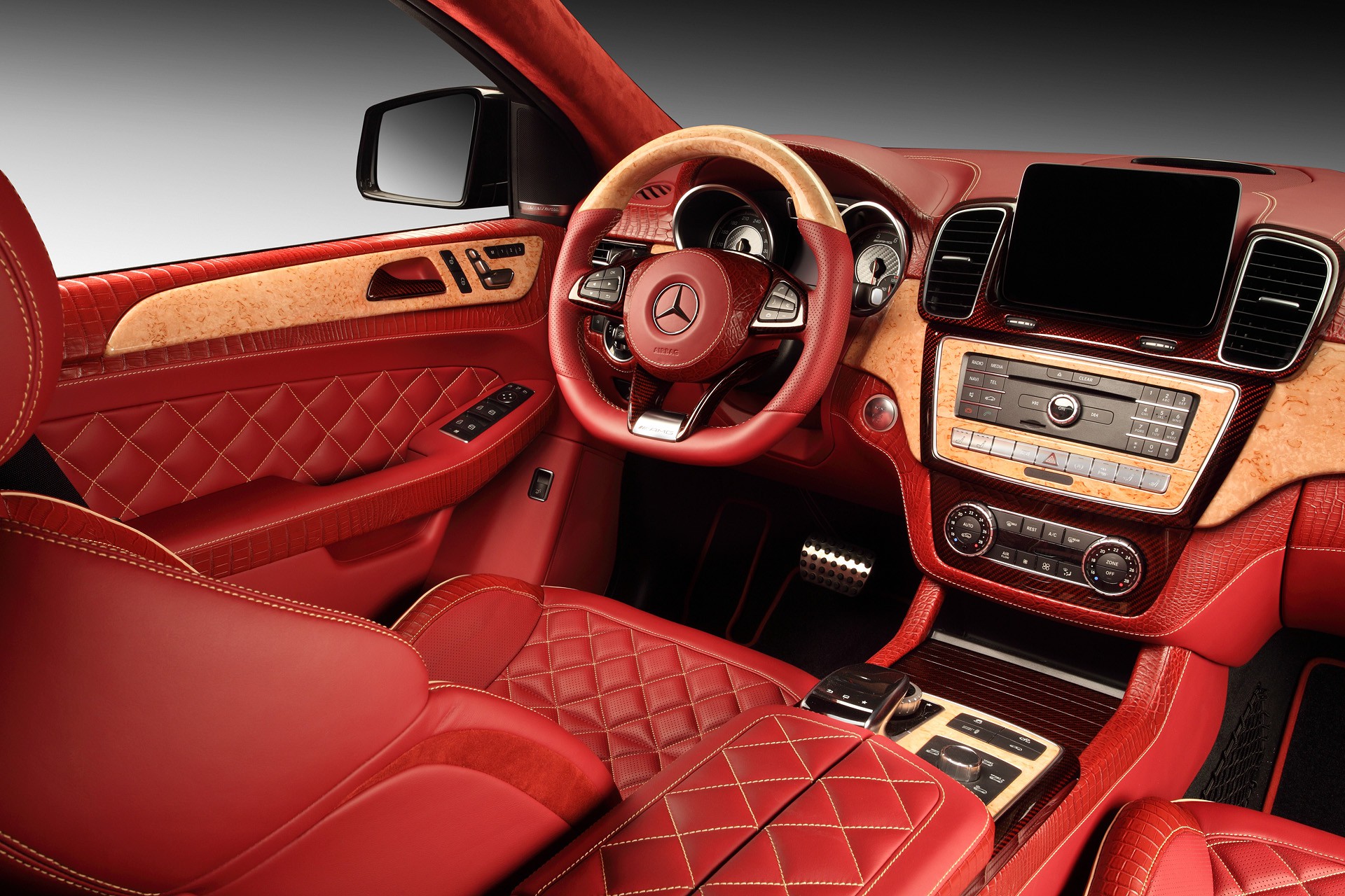 
Chiếc Mercedes GLE Coupe Inferno này có bộ áo nội thất cực kỳ bắt mắt trong màu đỏ rực cùng các chi tiết màu vàng đồng của gỗ làm điểm nhấn.
