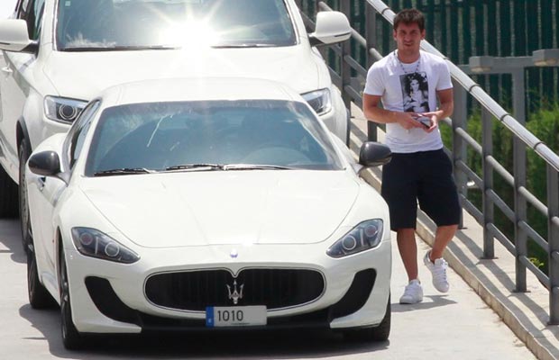 
Lionel Messi bên chiếc Maserati màu trắng sang trọng.
