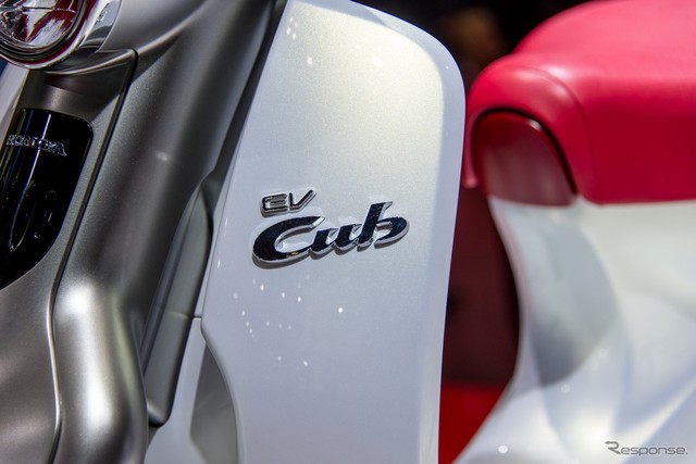 
Dòng chữ EV Cub sáng bóng nổi bật trên yếm trước.
