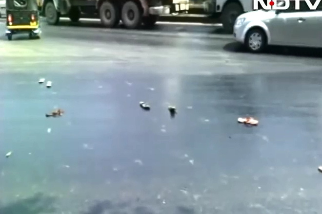
Những đôi dép của người dân bị bỏ lại trên mặt đường. Ảnh cắt từ video
