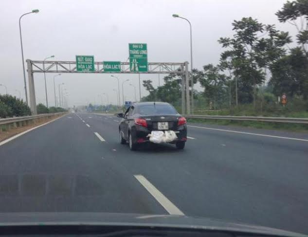 Những chiếc ô tô biển số con gà, con vịt như thế này đã không còn là hiếm.