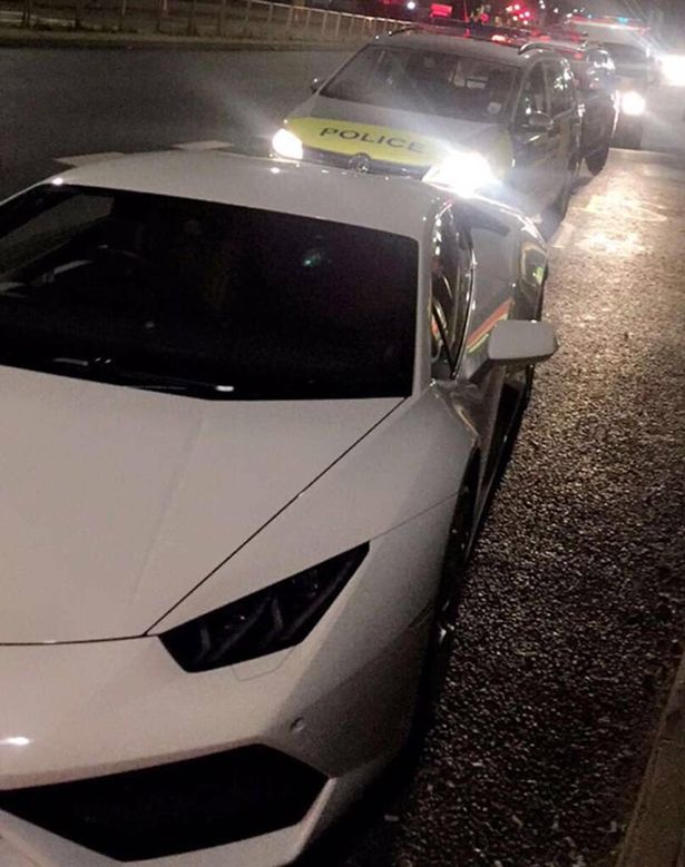 
Chiếc siêu xe Lamborghini Huracan bị cảnh sát hỏi thăm.
