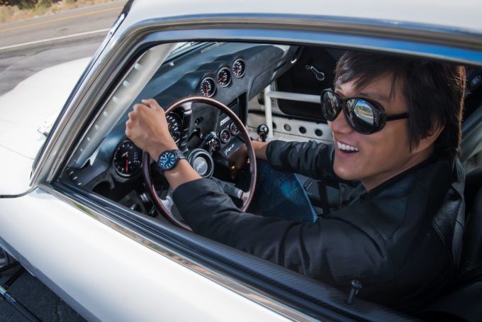 
Sung Kang đeo chiếc đồng hồ Turbine Sung Kang và điều khiển chiếc xe Datsun 240Z đời 1973.
