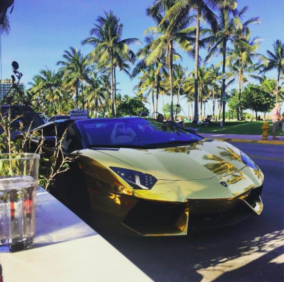 
Ảnh được ghi nhanh trên phố Miami khi một thiếu gia dạo chơi cùng chiếc Lamborghini Aventador được mạ vàng.
