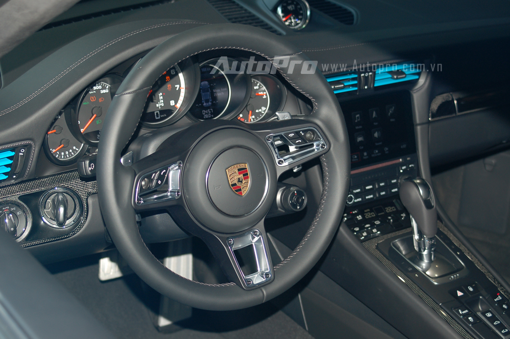 
Bên trong khoang lái 911 Turbo S 2016 sử dụng chất liệu da Alcantara cao cấp kết hợp cùng nhiều chi tiết bằng sợi carbon ấn tượng làm điểm nhấn. Vô lăng 3 chấu thể thao của Porsche 911 Turbo S 2016 theo phong cách GT của 918 Spyder, khi được tích hợp thêm núm chuyển đổi các chế độ lái như Normal (thông thường), Sport (thể thao), Sport Plus (thể thao hơn nữa) và Individual (cá nhân).
