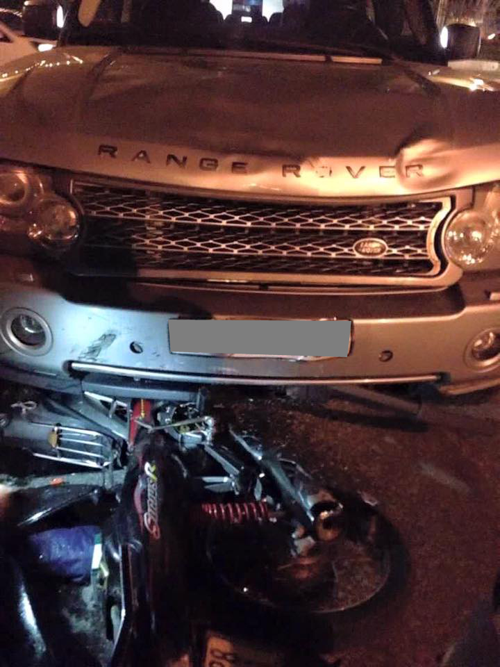 
Chiếc xe máy nằm dưới gầm xe Range Rover, vụ tai nạn khiến cả hai xe đều bị hư hỏng nặng.
