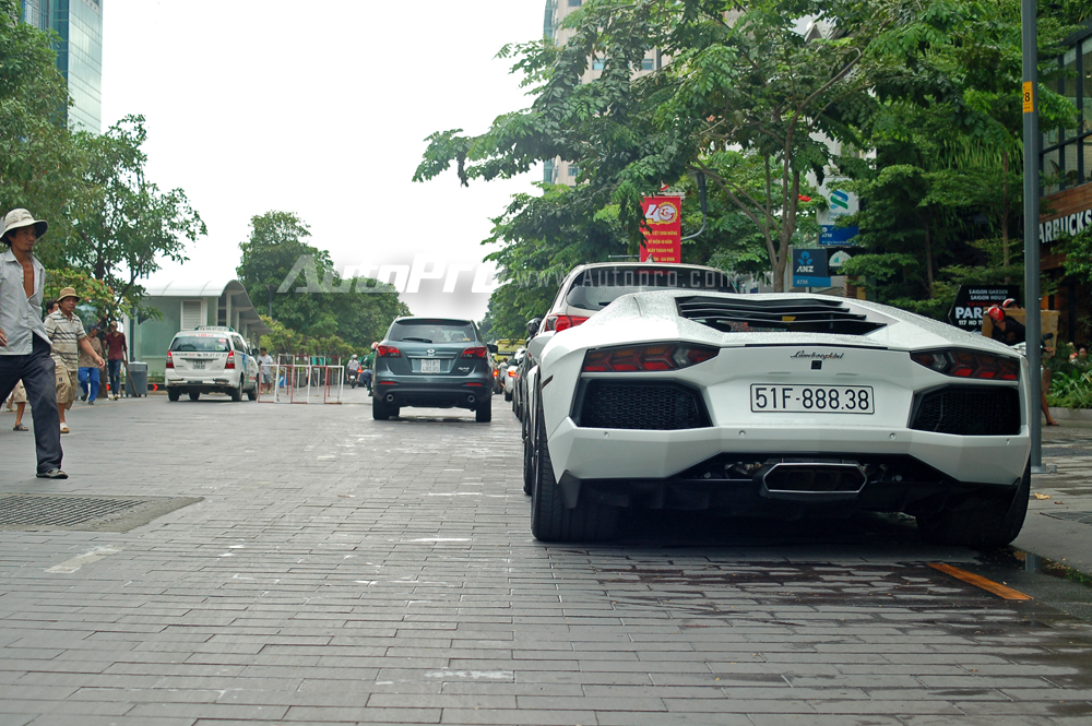 
Đây chính là chiếc Aventador chính hãng duy nhất được phân phối tại thị trường Việt Nam. Cứ mỗi cuối tuần siêu xe này được đại gia sinh sống tại Quận 7 đem ra phố đi bộ cho các bạn trẻ mê xe chiêm ngưỡng.
