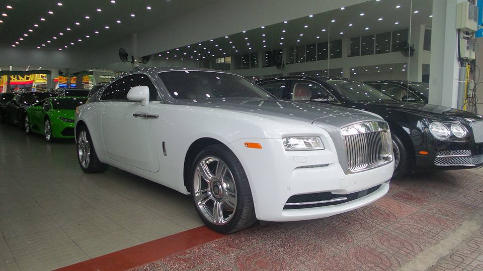 
Cặp đôi Rolls-Royce Wraith xuất hiện trong salon công ty nhập khẩu tư nhân tại Sài thành. Ảnh: Thông Nguyễn.
