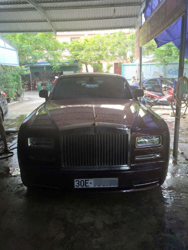 
Rolls-Royce Phantom đeo biển số trắng. Ảnh: Otofun
