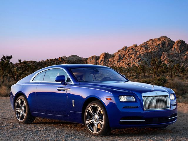 
Cuối cùng là màu xanh nước biển Salamanca. Xanh Salamanca là một màu khá phổ biến trên Rolls-Royce. Tờ Car Buzz nhận xét rằng đây chính là sắc màu phù hợp nhất với chất liệu nhôm được sử dụng khá nhiều trên thân xe siêu sang của Rolls-Royce.
