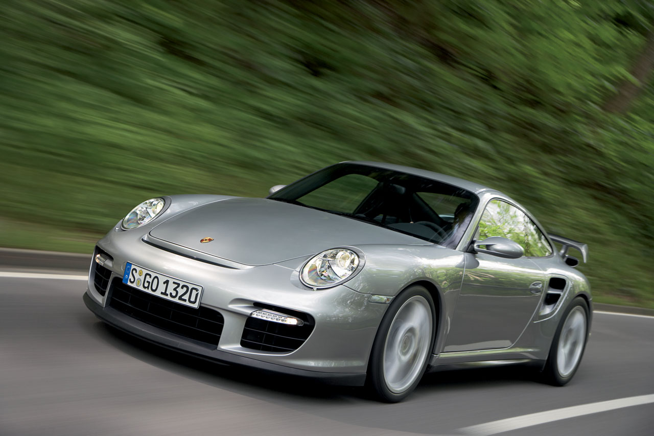 
Ngoài ra còn phải kế đến dàn xe thể thao đình đám khác bao gồm một chiếc Porsche 911 GT2...
