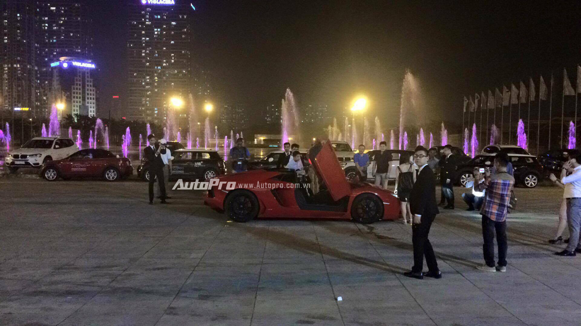 
Siêu xe Aventador LP700-4 Roadster xuất hiện tại sự kiện BMW World Vietnam 2016 vào tối qua.
