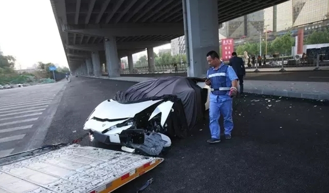
Lamborghini Aventador LP700-4 gặp nạn vào lúc 3h sáng ngày 27/5/2016.
