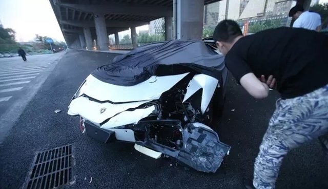 
Lý Dịch Phong từng gây tai nạn cho chiếc Lamborghini Aventador vào rạng sáng ngày 27/5.
