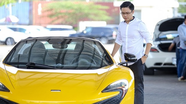 
Thiếu gia Phan Thành đích thân ra cảng VICT, Sài Gòn, để chiêm ngưỡng siêu xe mới của mình. Ảnh: Zing
