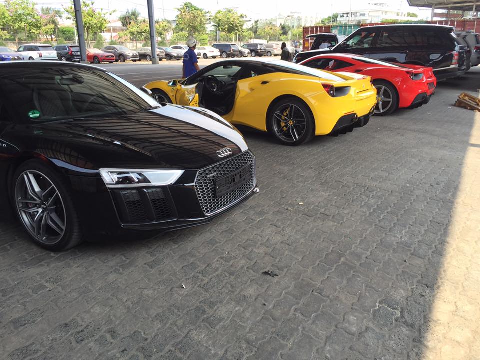 Bộ đôi Ferrari 488 GTB vàng, đỏ cùng Audi R8 V10 2016 thứ 2 tại thị trường Việt Nam xuất hiện tại cảng VICT, Sài Gòn, vào chiều nay.
