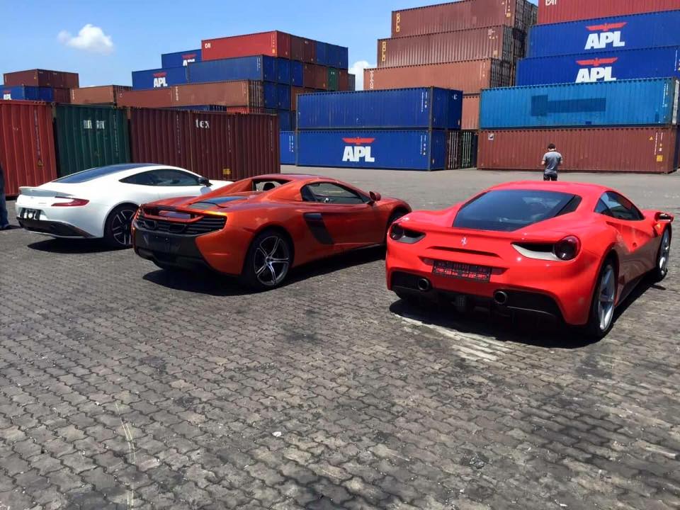 
Từ trái sang, Aston Martin Vanquish Carbon Edition, McLaren 650S Spider và Ferrari 488 GTB.
