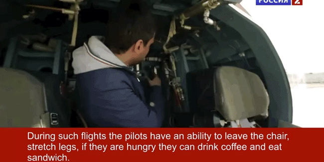 
Những chiếc bình chứa đồ ăn, thức uống sẵn sàng cho phi công được gắn ngay sau ghế lái.
