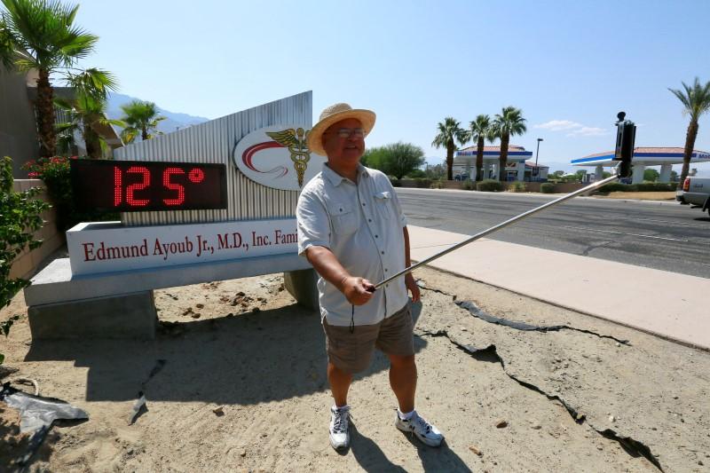 
Ông Benito Almojuela chụp ảnh tự sướng bên cạnh nhiệt kế hiện chỉ số 125 độ F, tương đương 51,6 độ C, tại thành phố Palm Springs vào hôm 20/6 vừa qua.

