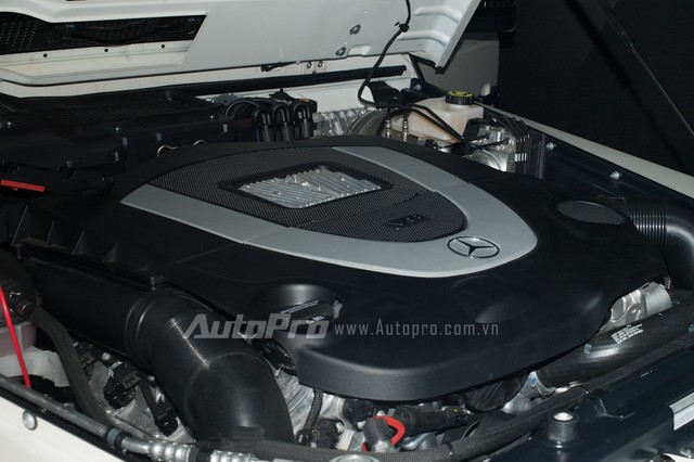 
Mercedes G500 Edition 35 2015 sở hữu động cơ V8, dung tích 5,5 lít, sản sinh công suất tối đa 387 mã lực và mô-men xoắn cực đại 530 Nm. Chiếc SUV nặng gần 2,5 tấn mất khoảng 6,1 giây để tăng tốc lên 100 km/h từ vị trí xuất phát.
