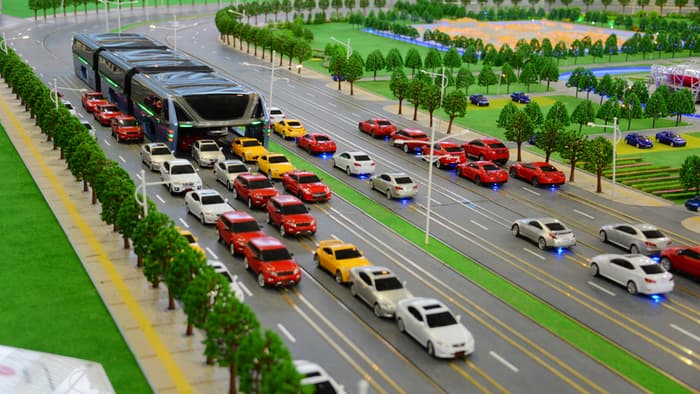 
Trước đó, vào cuối tháng 5 vừa qua, Đài Truyền hình Trung ương Trung Quốc phát đi đoạn phóng sự thu hút sự chú ý của cộng đồng thế giới. Trong đó có mô tả hoạt động của xe buýt cao tầng mang tên Transit Elevated Bus. Đây được kỳ vọng là giải pháp cho các đô thị thường xuyên xảy ra tình trạng tắc nghẽn giao thông.
