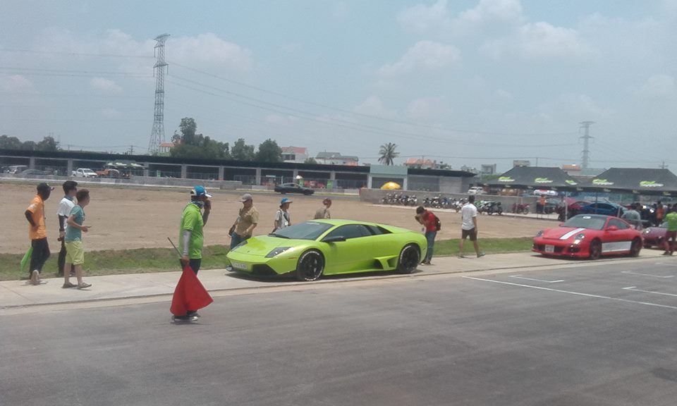 
Lamborghini Murcielago LP640 xanh cốm nổi bật tại trường đua HappyLand. Được biết xe thuộc sở hữu của một đại gia kín tiếng tại quận 7, từng thu hút khá nhiều sự chú ý của cộng đồng mạng tại các sự kiện siêu xe diễn ra trong năm 2015.
