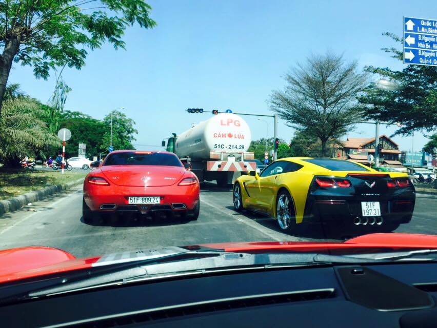 Mercedes SLS AMG cũng xuất hiện trong đoàn xe tụ tập tại Long An vào hôm qua. Chiếc xe màu vàng là Corvette C7 Stingray.