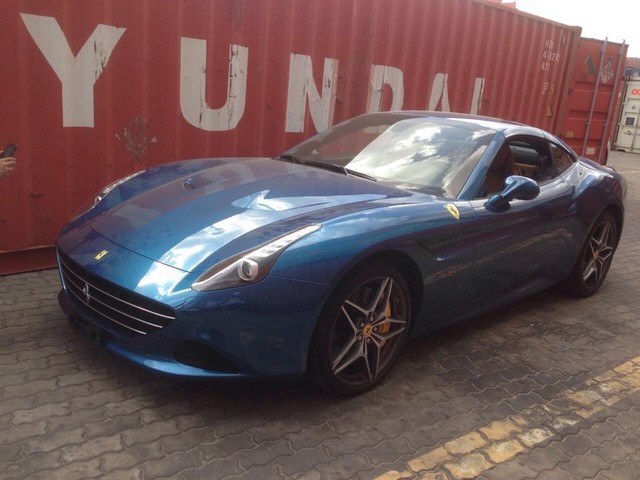 
Ferrari California T màu xanh dương xuất hiện tại cảng VICT vào đầu tháng 10/2015.
