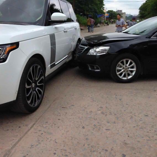 
Range Rover và Toyota Camry va chạm trên phố.
