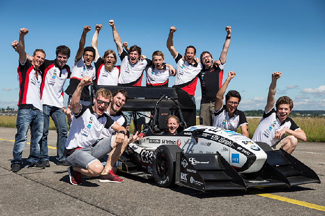 Nhóm viên của Motorsports Academic Club Zurich bên cạnh sản phẩm của mình