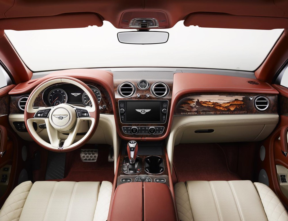
Ngoài ra, hãng Bentley cũng trưng bày Bentayga độc nhất vô nhị do bộ phận Mulliner thiết kế. Trong Bentley Bentayga có chi tiết ốp gỗ với hình dãy núi mà mẫu SUV siêu sang này được đặt tên theo.
