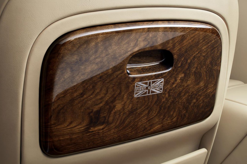 
Tại triển lãm Bắc Kinh 2016, Bentley còn trưng bày cả Mulsanne EWB First Edition với gỗ Fulbeck lấy từ cây gỗ óc chó 350 tuổi tại Anh. Bentley đã mua loại gỗ quý hiếm này trong một phiên đấu giá với giá kỷ lục nhưng không chịu tiết lộ con số cụ thể.

