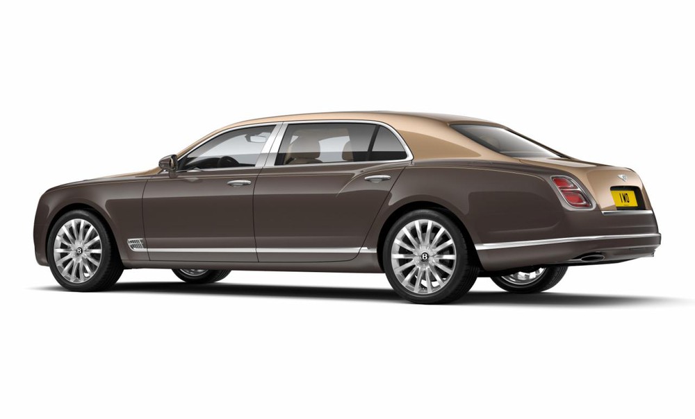
Hãng Bentley đã giới thiệu phiên bản bảnh hơn của dòng xe sang Mulsanne với tên gọi First Edition trong triển lãm Bắc Kinh 2016 khai mạc ngày hôm nay, 25/4. Phiên bản đặc biệt này được phát triển dựa trên Bentley Mulsanne nâng cấp đã lần đầu tiên ra mắt trong triển lãm Geneva 2016 diễn ra hồi tháng 3 vừa qua.
