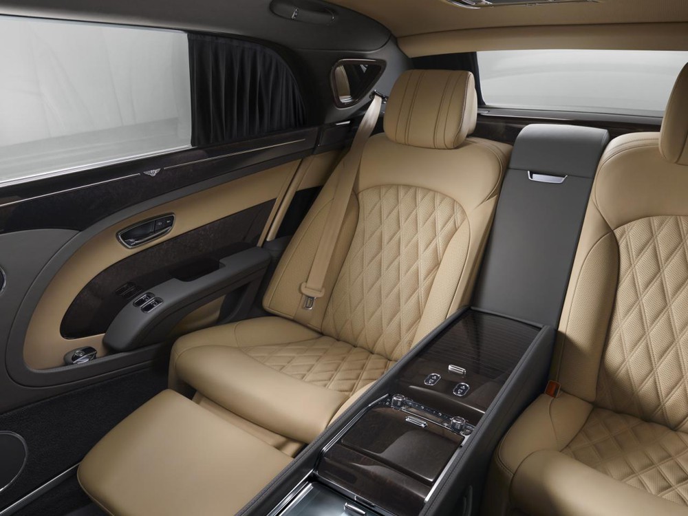 
So với xe tiêu chuẩn, Bentley Mulsanne First Edition sở hữu một số điểm khác biệt đáng kể, nhất là về nội thất.

