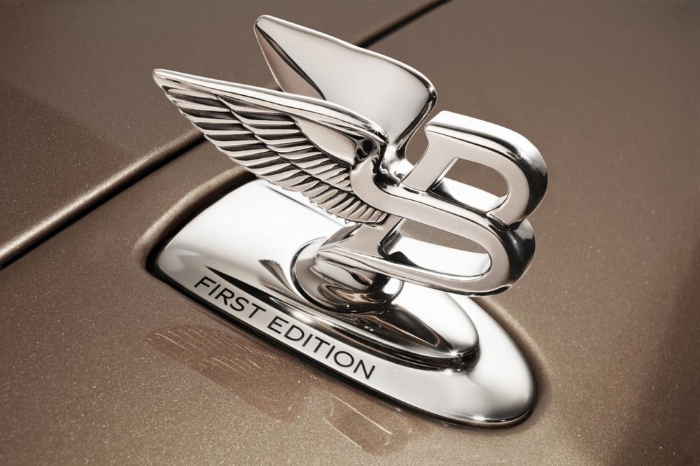 
Đặc biệt, Bentley Mulsanne First Edition còn có biểu tượng Flying B riêng trên nắp capô và ngăn lạnh chứa chai rượu champagne.
