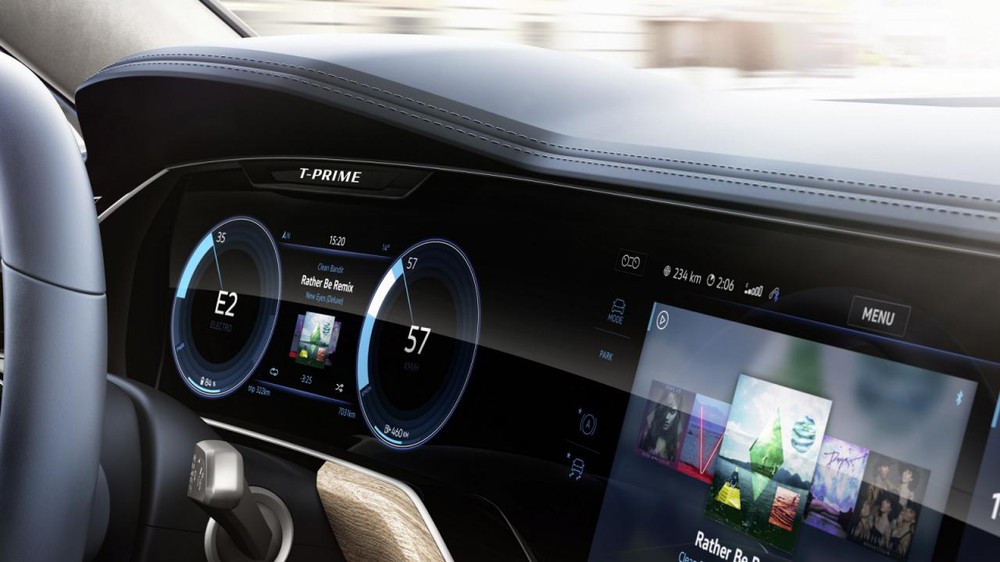 
Đúng như miêu tả của hãng Volkswagen, T-Prime Concept GTE tạo cảm giác rất hiện đại nhờ màn hình 12 inch trên cụm đồng hồ. Bên cạnh đó là màn hình cảm ứng dạng cong có kích thước 15 inch dành cho hệ thống thông tin giải trí. Ngoài ra, vô lăng của xe cũng không đi kèm nút bấm thông thường mà được tích hợp hệ thống điều khiển dạng cảm ứng.
