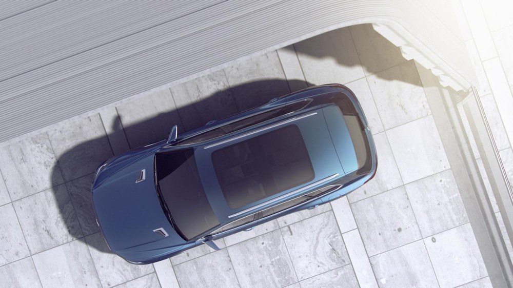 
Không chỉ mạnh mẽ, Volkswagen T-Prime Concept GTE còn tiết kiệm nhiên liệu hiệu quả với mức trung bình chỉ 2,7 lít/100 km. Với cụm pin 14,1 kWh, Volkswagen T-Prime Concept GTE có thể hoàn thành quãng đường 50 km chỉ bằng mô-tơ điện. Thời gian sạc đầy pin cho Volkswagen T-Prime Concept GTE là 8 tiếng đồng hồ nếu sử dụng nguồn 3,6 kW. Con số tương ứng khi dùng nguồn 7,2 kW là 2,5 tiếng.
