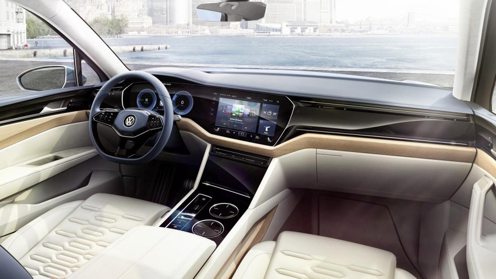 
Chưa hết, Volkswagen T-Prime Concept GTE còn có màn hình 9,6 inch ở giữa hai ghế sau dành cho hành khách. Màn hình được tích hợp gọn gàng vào cụm điều khiển nằm giữa hai ghế sau. Nhờ đó, hành khách có thể tùy chỉnh ghế và điều hòa tương tự như người lái.
