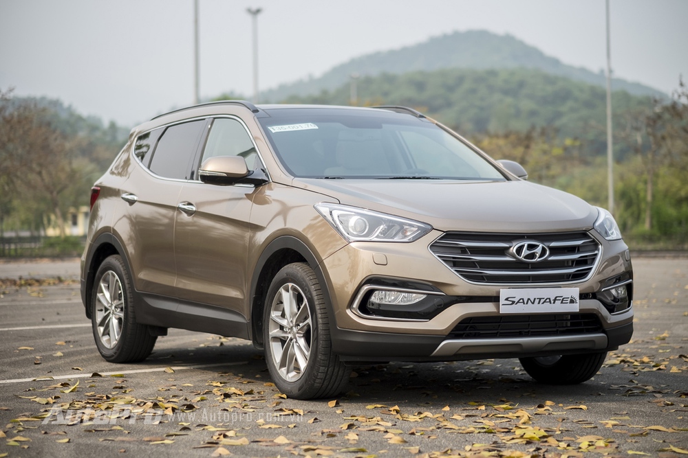 
Một chút thay đổi phần đầu xe giúp mang lại cảm giác mới lạ cho Hyundai Santa Fe 2016.
