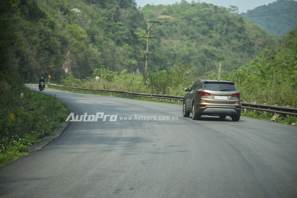 
Các tính năng an toàn chủ động của Hyundai Santa Fe 2016 mang lại cảm giác an toàn khi di chuyển trên đường và đặc biệt trong mỗi khúc cua.
