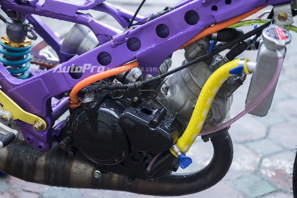 
Khối động cơ 125 phân khối nguyên bản của chiếc Yamaha Z125 đã được chủ xe độ lại, nâng dung tích lên 175 để có sức mạnh tốt hơn.
